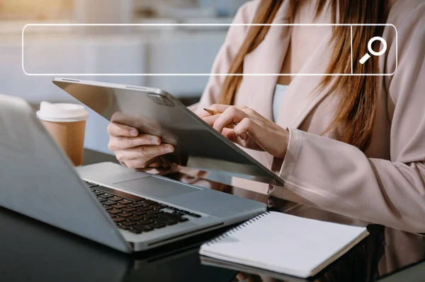 Pesquisando Conceito Rede Informações Dados Internet Com Barra Pesquisa Branco — Fotografia de Stock