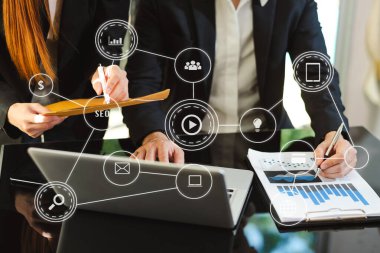 Sanal ekranda dijital pazarlama medyası (web sitesi reklamı, sosyal ağ, SEO, mobil uygulama). İş adamı dijital katman iş stratejisi ile dizüstü bilgisayar üzerinde çalışıyor 