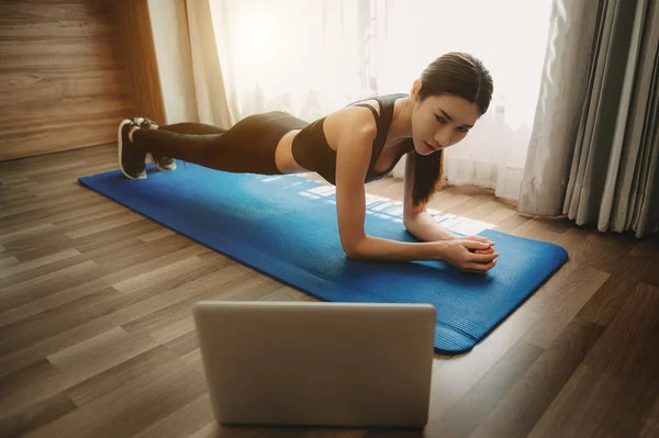 Kobieta Ćwicząca Domu Oglądająca Filmy Treningowe Hantlami Patrząca Laptopa Piękna — Zdjęcie stockowe