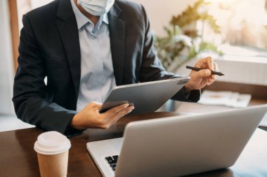 Modern Ofiste Çalışma Süreci. Yeni İş Projesi ile Tahta Masa 'da çalışan genç kadın muhasebe müdürü. Klavye yazılıyor, Çağdaş Laptop kullanılıyor. Yatay.