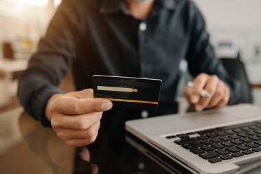 İş kadını elleri akıllı telefon kullanıyor ve dijital katman efektli kredi kartını online alışveriş danışmanı olarak tutuyor.