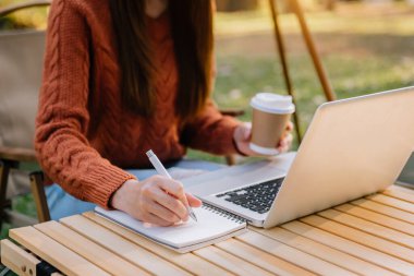 Yeni modern bilgisayarla çalışan işadamı ve not defteri stratejisi diyagramında sabah ışığı kavramı olarak yazanlar