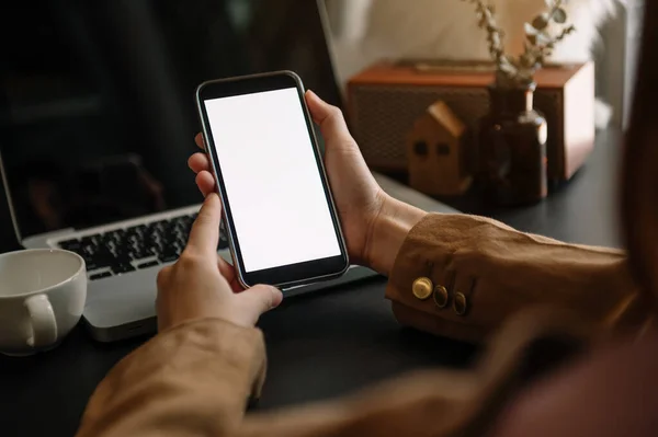 Profissional Empresária Segurando Smartphone Tela Branco Escuro Moderno Escritório Roo — Fotografia de Stock