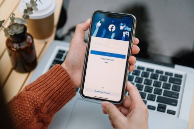 Chiang Mai Tayland. 10 Kasım 2021. Kadın ekranında facebook uygulaması olan akıllı bir telefon tutuyor. Facebook akıllı telefon için fotoğraf paylaşım uygulamasıdır