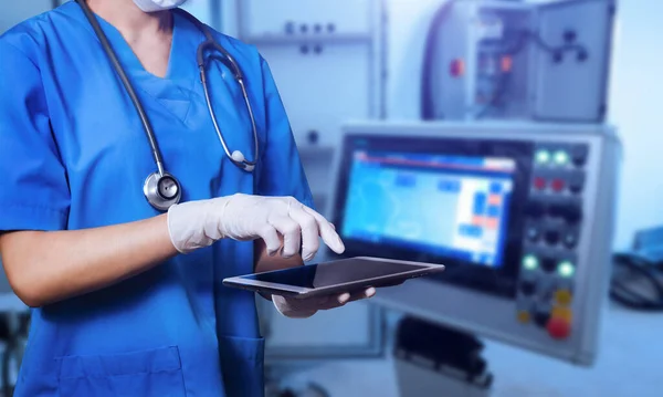 Médica Mulher Vestindo Esfrega Hospital Usando Tablet Digital Com Tela — Fotografia de Stock