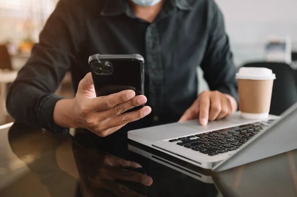 Yeni Projesi Nde Masa Müdürü Olarak Çalışıyorum Akıllı Telefon Klavye — Stok fotoğraf