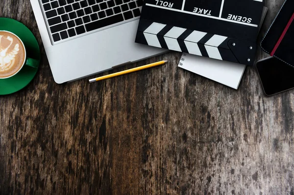 Büromaterial Mit Filmklöppel Laptop Smartphone Tablet Kaffeetasse Stift Notizblock Und — Stockfoto