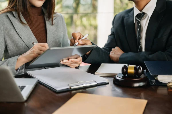 Empresários Advogados Discutindo Papéis Contratuais Sentados Mesa Conceitos Direito Aconselhamento — Fotografia de Stock