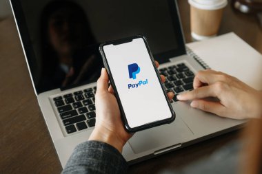  Chiang Mai Tayland. Mart 04, 2022: PayPal 1998 'de kurulan en büyük elektronik para operatörü. PayPal en popüler ulaşım yolu ve ödeme interneti gönderme