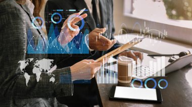 İş Analitik Konsepti ile Veri Yönetimi Sistemi. Sanal bilgisayardaki anahtar performans göstergeleri ve pazarlama analizleri için iş adamlarıyla birlikte çalışmak 