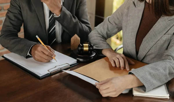 Adamları Avukatlar Masada Oturan Sözleşme Belgelerini Tartışıyorlar Hukuk Kavramları Tavsiyeler — Stok fotoğraf