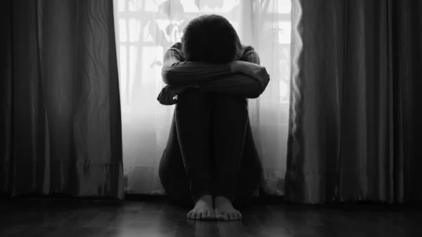 Kobieta Siedzieć Depresja Stojąc Przez Okno Niepokój Kopiuj Przestrzeń — Zdjęcie stockowe