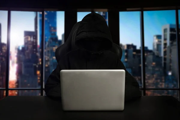 Hacker Benutzen Computer Mit Digitaler Schnittstelle Während Sie Schreibtisch Mit — Stockfoto