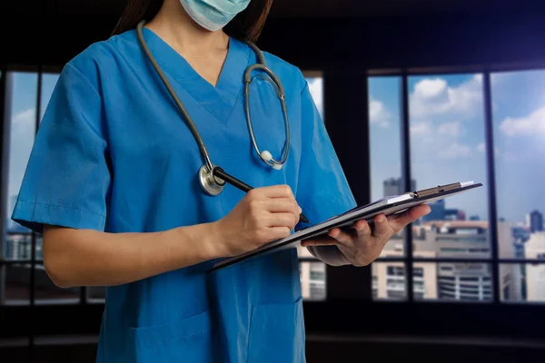 Médica Mulher Vestindo Esfrega Hospital Usando Tablet Digital Médico Inteligente — Fotografia de Stock