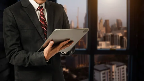 Homem Negócios Camisa Branca Usando Navegando Internet Computador Tablet Digital — Fotografia de Stock