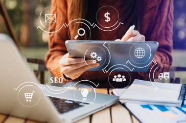 Sanal ekranda dijital pazarlama medyası (web sitesi reklamı, sosyal ağ, SEO, mobil uygulama). İş adamı dijital katman iş stratejisi ile dizüstü bilgisayar üzerinde çalışıyor. Ofiste
