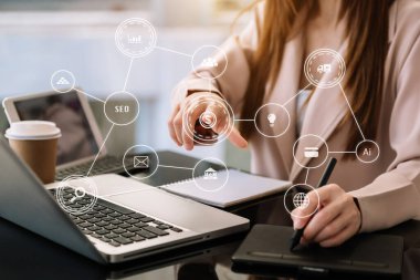 Sanal ekranda dijital pazarlama medyası. İş dünyası dijital tablette çalışıyor, akıllı telefon ve klavye ve bilgisayar bilgisayarı ile sabahleyin ofiste.