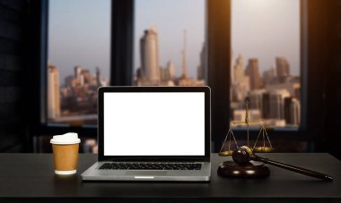 Diz üstü bilgisayarı beyaz ekranlı, tahta tokmaklı ve yüksek rütbeli bir yargıcı olan avukatların çalışma alanı. Mahkeme salonu hukuki kavramı