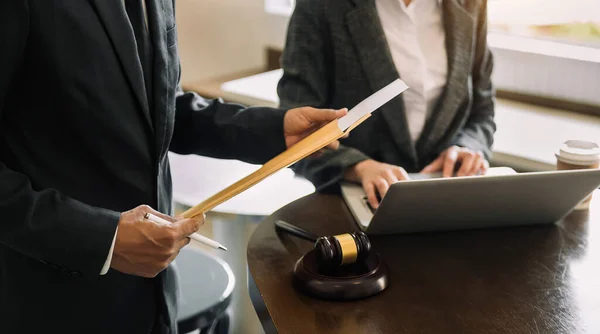 Affärsmän Och Advokater Diskuterar Kontraktshandlingar Sittande Juridiska Begrepp Juridiska Tjänster — Stockfoto