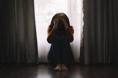  Kadın depresyonda. Pencere kenarında duruyor ve endişe duyuyor. Boşluğu kopyala.. 