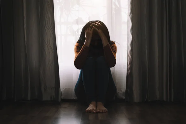 Femme Assise Dépression Debout Par Fenêtre Anxiété Espace Copie — Photo