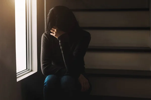 Женщина Сидеть Депрессия Стоя Окна Тревоги Скопировать Пространство — стоковое фото