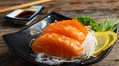 Sashimi, somon, Japon yemek çubukları ve ahşap masada wasabi!