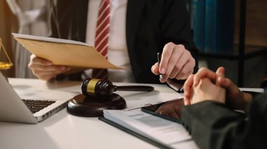 İş adamları ve avukatlar sözleşme belgelerini tartışıyorlar. Hukuk kavramları, hukuk hizmetleri.