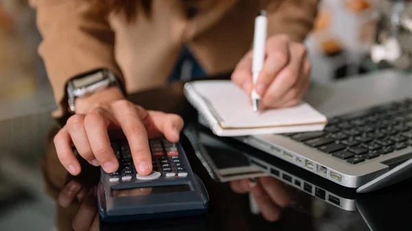 Homme Affaires Travaillant Sur Bureau Avec Aide Une Calculatrice Pour — Photo