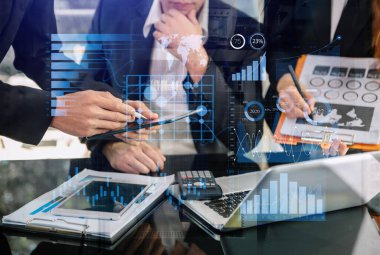 Fintech konsepti olarak işletme işlemleri (bilanço ve gelir tablosu ve diyagramı) ile ilgili mali rapor verileri. İş ekibi toplantısı. dijital tablet ve bilgisayar dizüstü