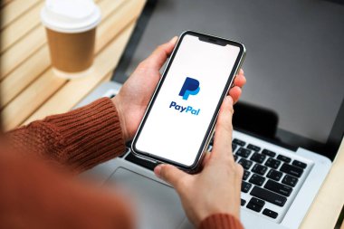  Chiang Mai Tayland 21, 2022: PayPal 1998 'de kurulan en büyük elektronik para operatörü. PayPal en popüler ulaşım yolu ve ödeme interneti gönderme