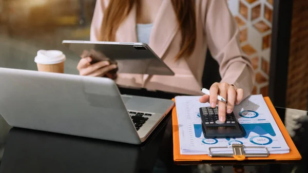 Mãos Empresário Trabalhando Com Finanças Sobre Custo Calculadora Laptop Com — Fotografia de Stock