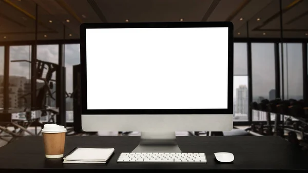 Computer Monitor Toetsenbord Koffiebeker Muis Met Blanco Witte Scherm Geïsoleerd — Stockfoto