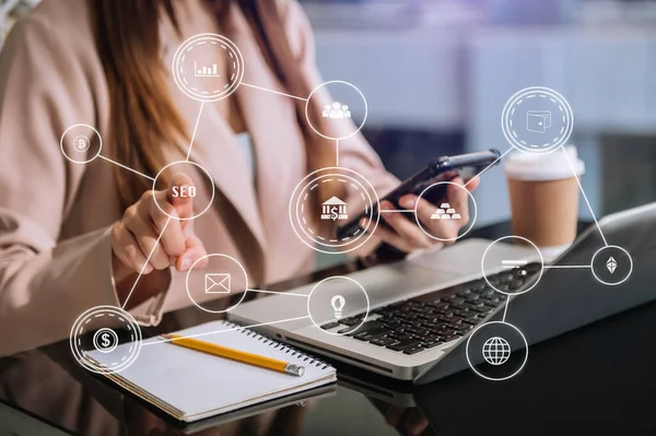 Akıllı telefon, dizüstü bilgisayar ve dijital tabloyla çalışan iş adamı