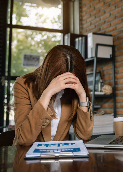 портрет стресса бизнесмена с диаграммой социальной сети в офисе