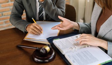 İşletme ve avukatlar ofiste yüksek rütbeli avukatlarla sözleşme belgelerini tartışıyorlar. Hukuk, hukuk hizmetleri, danışmanlık, adalet ve hukuk kavramı 