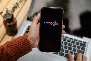  Chiang Mai Tayland. 05 Mayıs 2022: Bir kadın akıllı bir telefondan Google arama motoruna yazı yazıyor. Google dünyadaki en büyük internet arama motorudur..