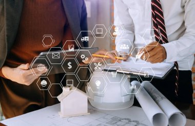 Mimari proje için mühendis toplantısı. İş yerinde VR simgesi ile ortak ve mühendislik araçları ile çalışmak