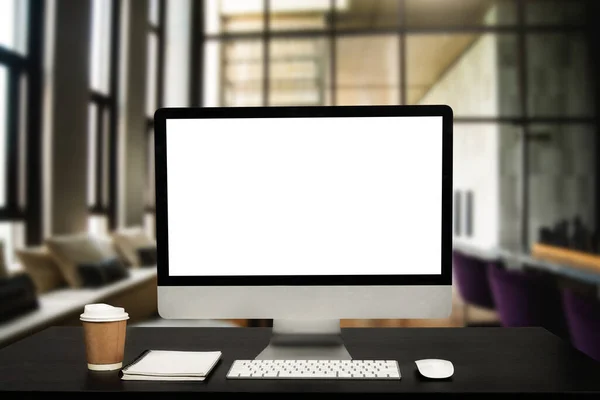 Monitor Computadora Con Pantalla Blanca Blanco Que Coloca Escritorio Trabajo — Foto de Stock