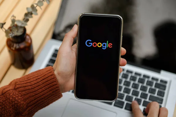 2022年5月5日 LスマートフォンからGoogle検索エンジンに女性が入力されています Googleは世界最大のインターネット検索エンジンです — ストック写真