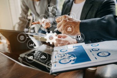 İş ortakları toplantısı konsepti. Ofiste bilgisayar, tablet ve akıllı telefon kullanan bir iş adamı. Sanal simge ekranında sabahları dijital pazarlama mobil uygulaması
