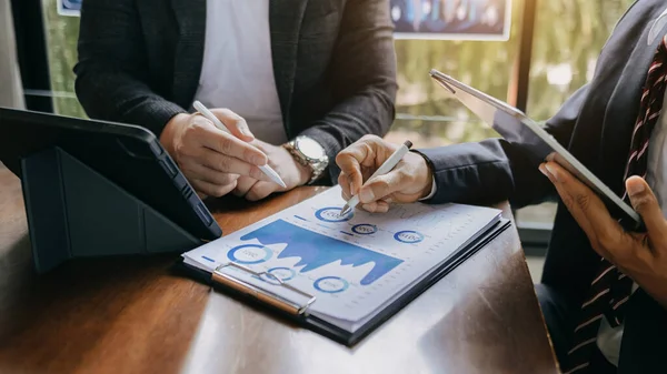 Affärsman Och Team Analyserar Bokslutskommuniké Finansieringsuppgift Med Smarttelefon Och Laptop — Stockfoto