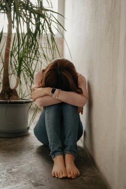  Kadın depresyona girer Pencere kenarında durur ve kaygılanır 