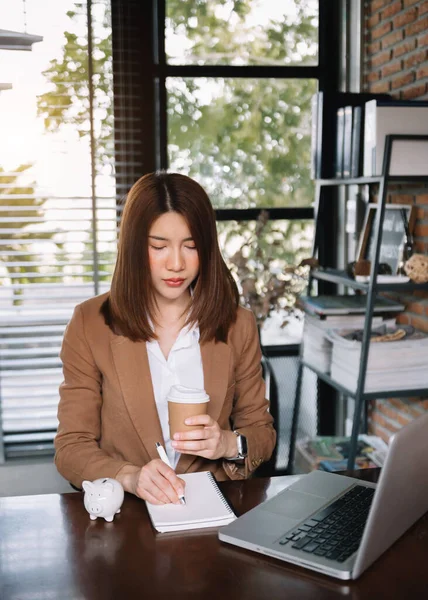 Portrait Female Office Businesswoman Startup Daydreaming Her Work Startup Working — Stock fotografie