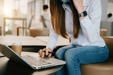  Bir kadının el ele tutuşması ve bir telefon ve finansal grafik çizimi kullanması. Analiz kavramı