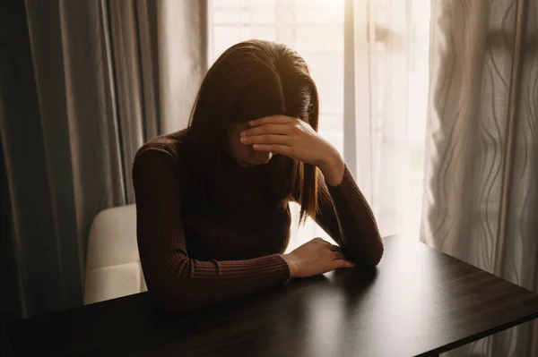 Donna Seduta Depressione Stare Vicino Alla Finestra Ansia Copia Spazio — Foto Stock