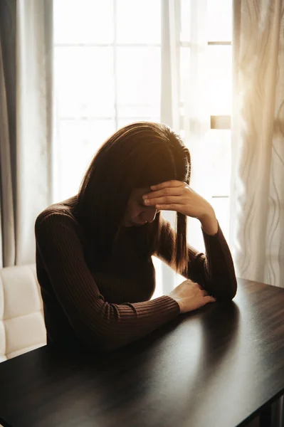 Donna Seduta Depressione Stare Vicino Alla Finestra Ansia Copia Spazio — Foto Stock