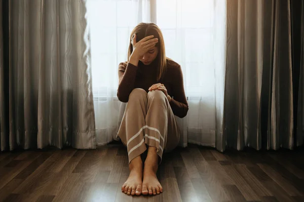 Asiatico Donna Sit Depressione Piedi Finestra Ansia Copia Spazio — Foto Stock