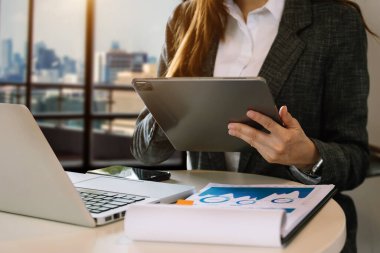 İş adamı el bilgisayarı ve tablet kullanarak sosyal ağ diyagramını sabah ışığında kavram olarak kullanıyor.