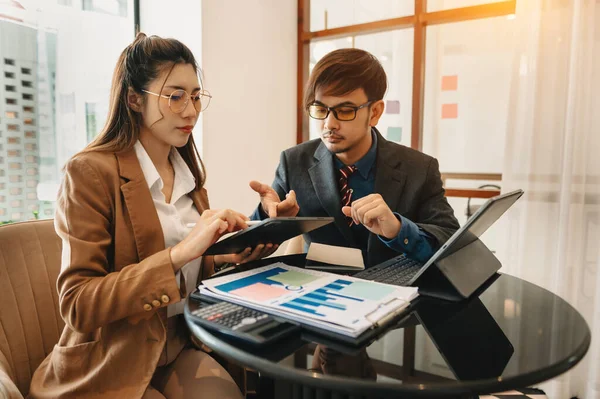 Les Femmes Affaires Travaillent Discutent Leurs Plans Affaires Une Employée — Photo